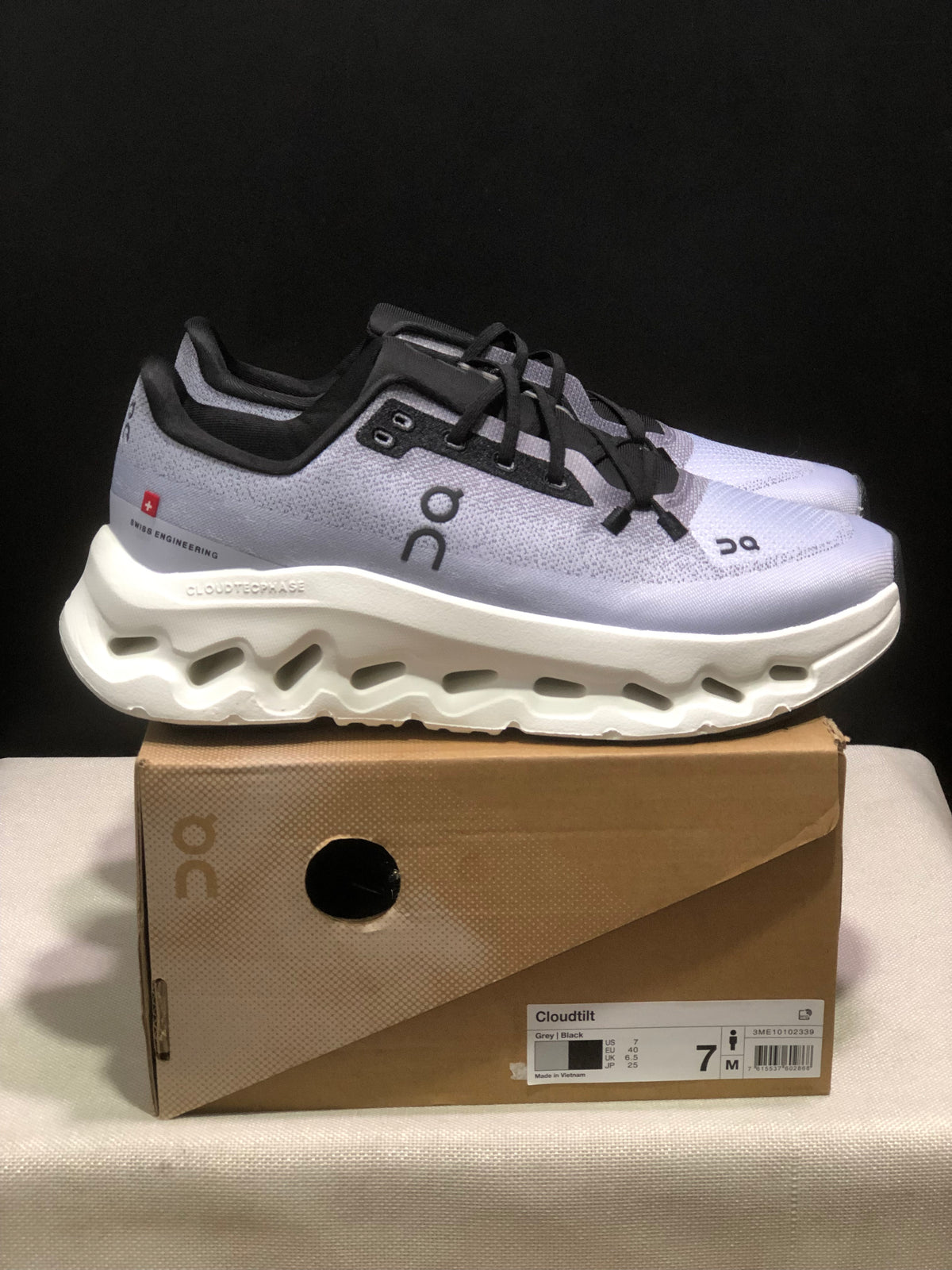 On Cloudtilt Sneakers – Gray / White